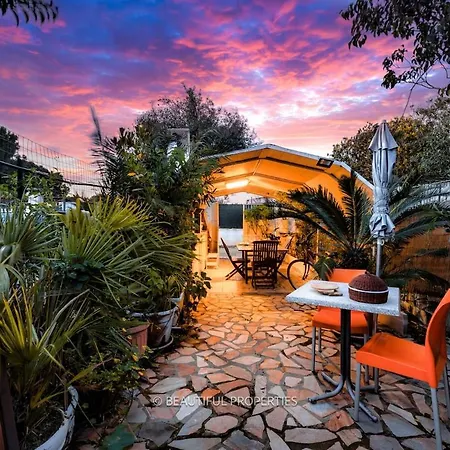 Cozy Refuge - Patio- 2 Minute Walk To The Sea *